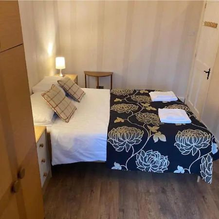 1 Bed In The Outskirts Of Edinburgh, Free Wifi & Street Parking, Self-Catering Leilighet Broxburn Eksteriør bilde