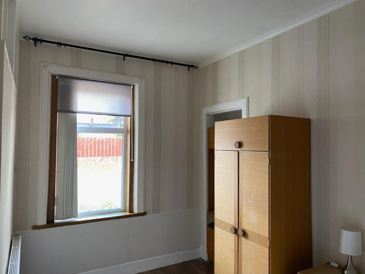 1 Bed In The Outskirts Of Edinburgh, Free Wifi & Street Parking, Self-Catering Leilighet Broxburn Eksteriør bilde