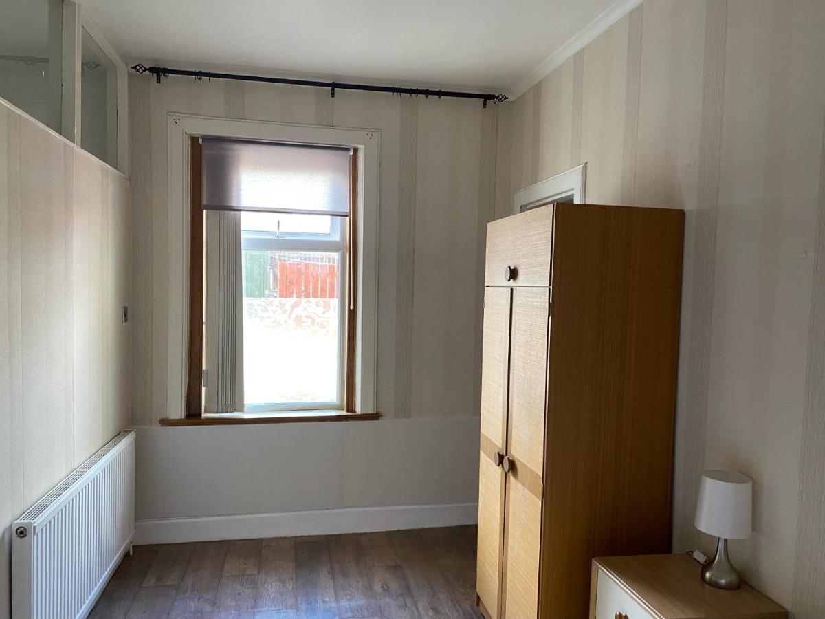 1 Bed In The Outskirts Of Edinburgh, Free Wifi & Street Parking, Self-Catering Leilighet Broxburn Eksteriør bilde
